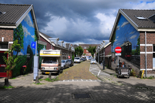 904636 Gezicht in de Goudsbloemstraat te Utrecht, vanaf de 2e Daalsedijk, met links de muurschildering op het hoekhuis ...